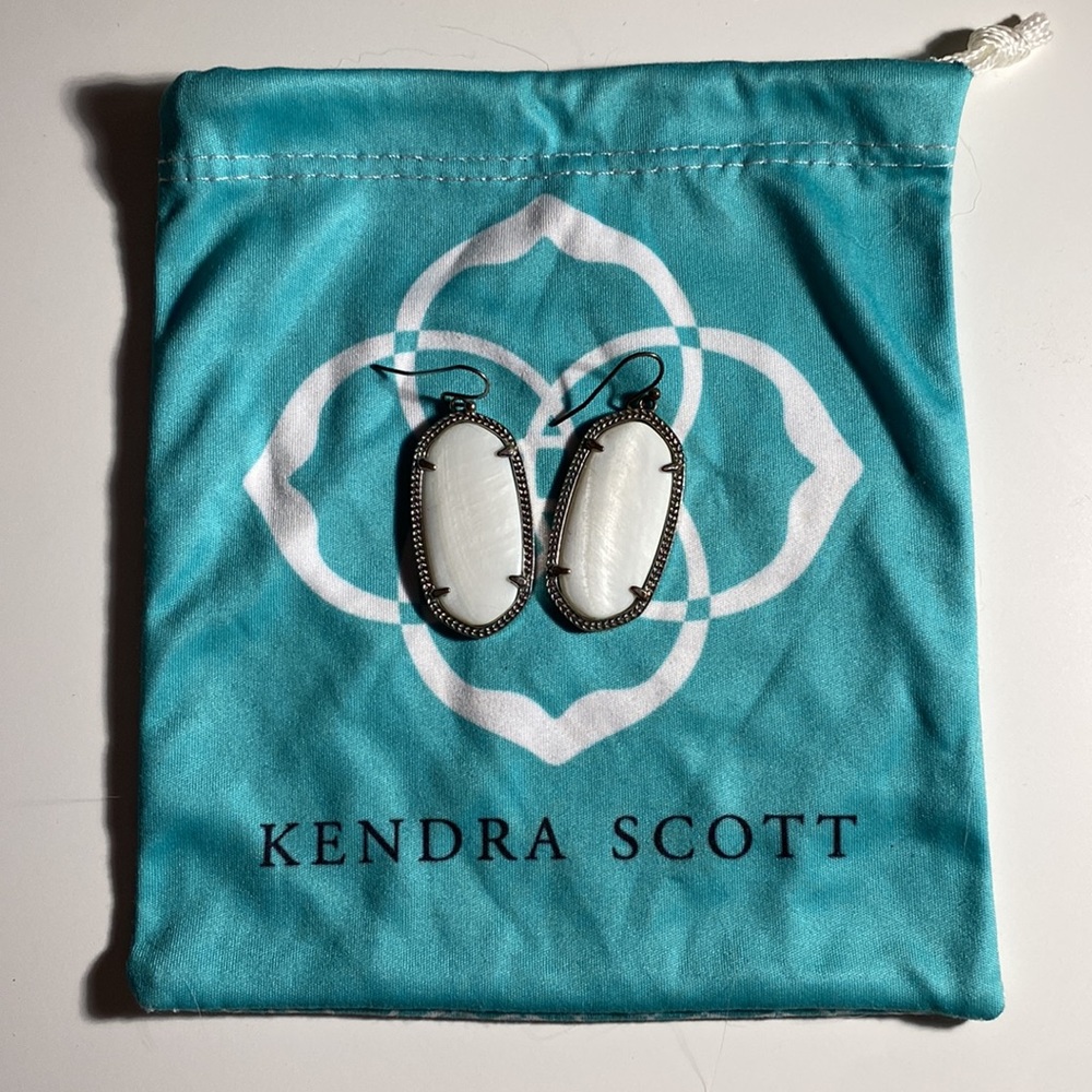 Kendra Scott Elle Earrings- white/silver